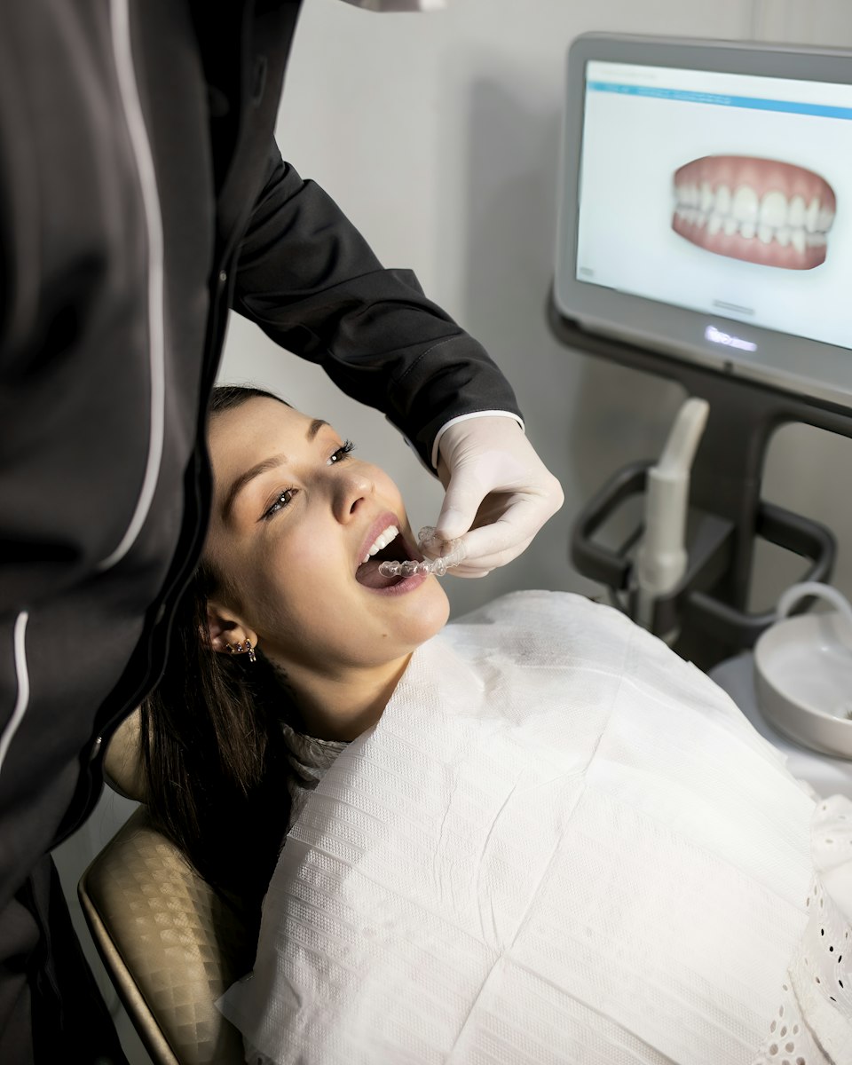 Paciente en el sillón con el escaneo digital de sus dientes en la pantalla
