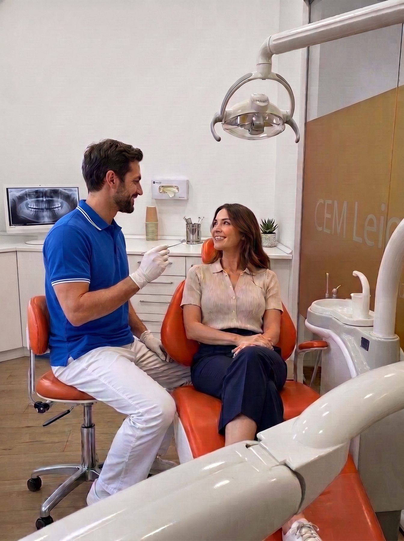 Dentista atendiendo a una paciente en el gabinete de la clínica dental del CEM Leioa